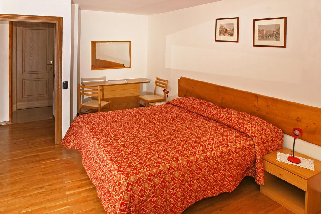 Hotel Biancaneve Sauze D'Oulx Ruang foto